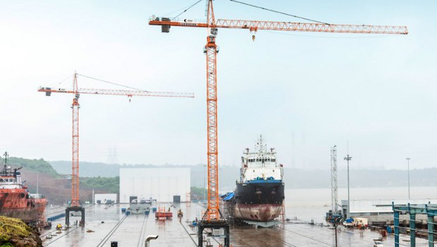 Liebherr sur un chantier naval en Inde