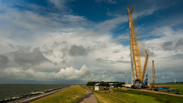 Pays-Bas : une grue Terex érige une éolienne