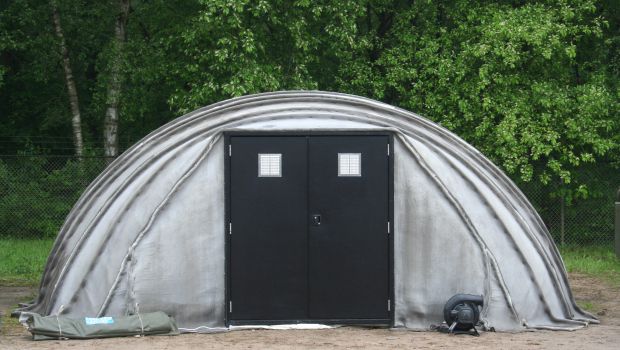 Une tente gonflable qui se change en béton 