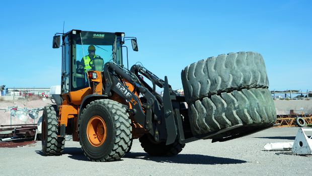 Case présente ses chargeuses de série F à Pollutec