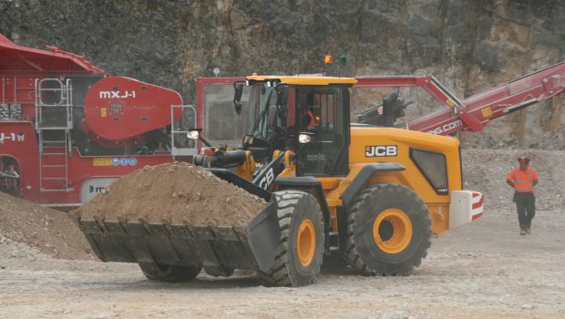 La chargeuse sur pneus JCB 457 fait la course aux économies