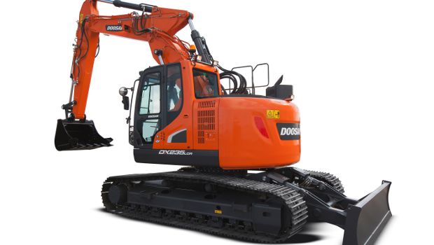 Doosan rénove ses 24 t en rayon court ou châssis étroit