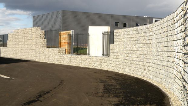 Innovation : des murs de clôture en gabions