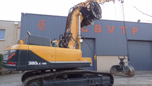 Une pelle Hyundai « caméléon » à Toussieu