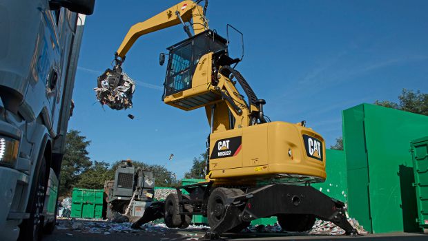 Cat lance des pelles de manutention petites mais costauds 