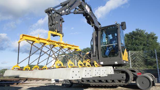 Mecalac promeut sa pelle rail-route 8MCR