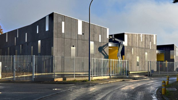 A Orvault, le poste source ERDF se pare de béton noir