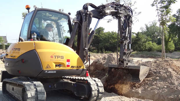 Paysage : la pelle-skid Mecalac 6 MCR à l'action