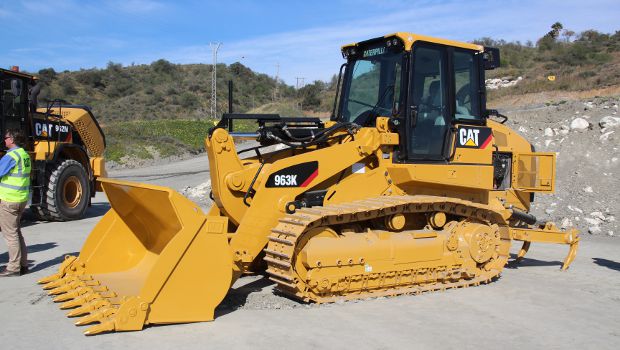 Le Trax Caterpillar 963 saute du D au K