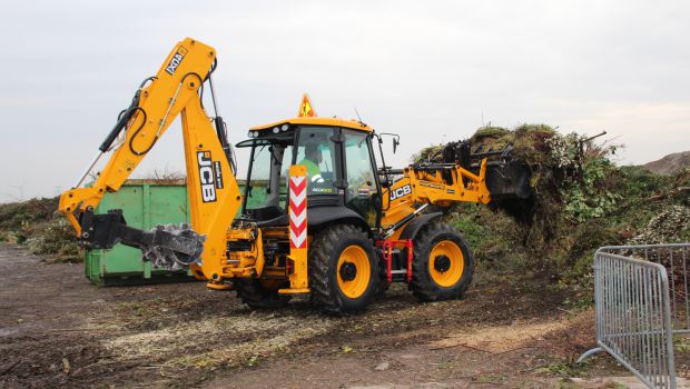JCB 4CX Wastemaster : sa spécialité, la polyvalence 