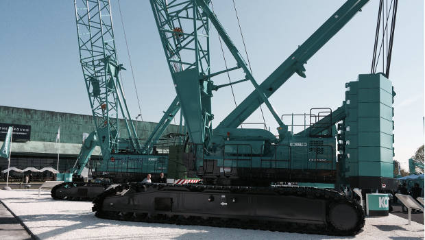 Deux grues Kobelco dans le ciel d’Intermat