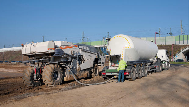 Wirtgen greffe un épandeur intégré au stabilisateur de sol WR250