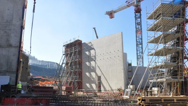 Des voiles architectoniques sablés inclinés 