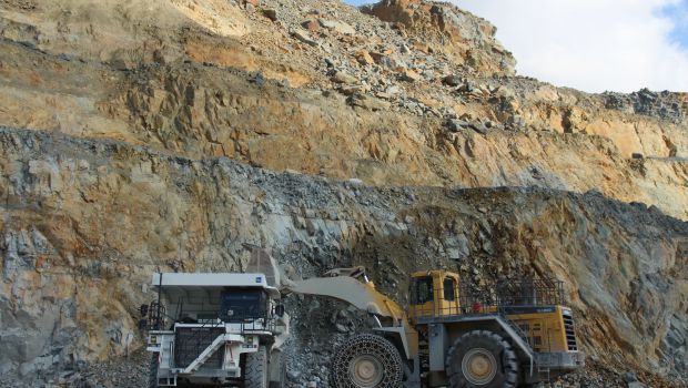 Chargeuse sur pneus Komatsu WA800-3 EO : 10 000 tonnes bougées par jour 