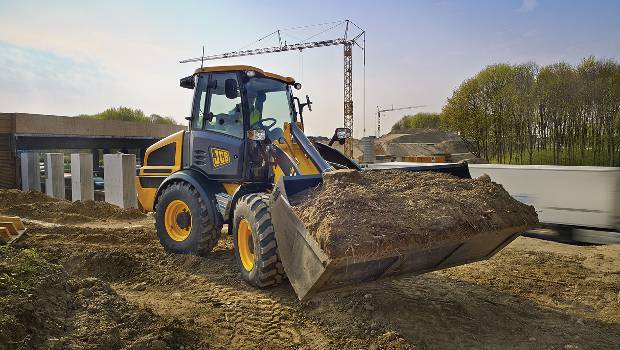 JCB met à jour sa gamme de chargeuses compactes sur pneus