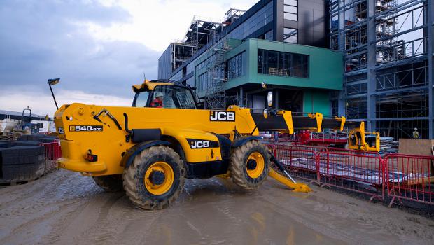 JCB vise plus haut