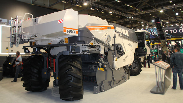 Wirtgen innove avec un épandeur de liant intégré