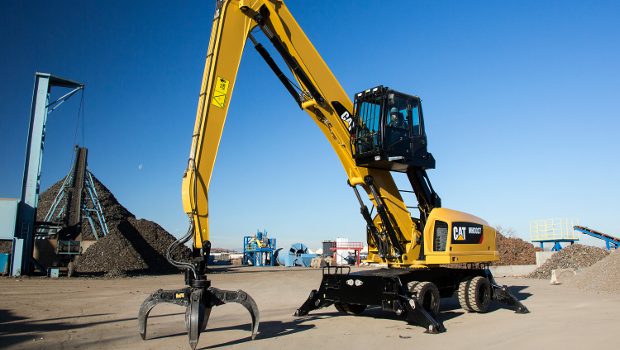 Cat sort une « petite » pelle de manutention