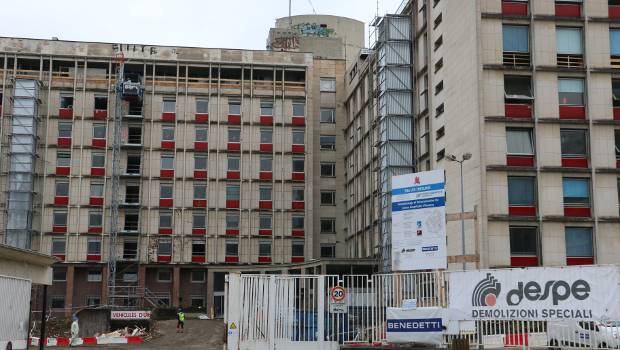 Annecy : la démolition de l'hôpital des Tresum se poursuit