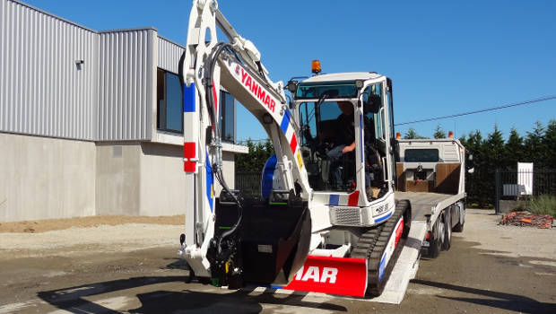 Yanmar livre sa première pelle en bleu-blanc-rouge