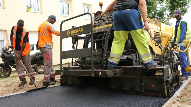 Bomag BF 223 C : un mini-finisseur, XXL pour les performances 