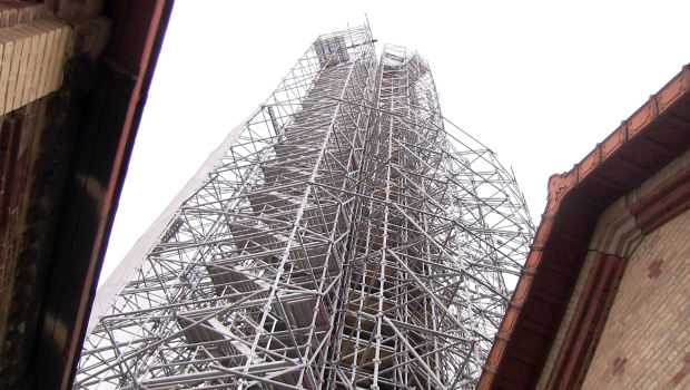 Aubervilliers : 80 tonnes d'échafaudages pour une cheminée!