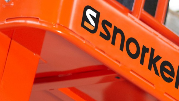 Un mât vertical élévateur Snorkel UL chez Heli