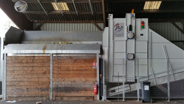 Iris livre un ouvre-sacs au Sirdomdi