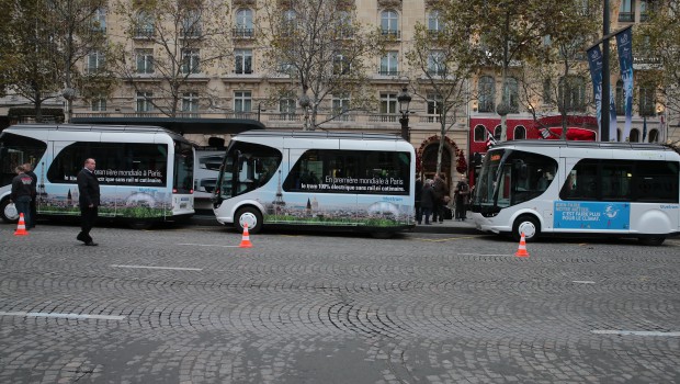 Le Bluetram parade sur les Champs-Elysées