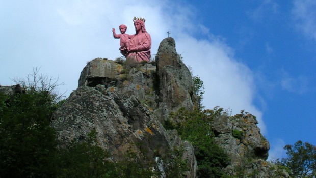 Au Puy-en-Velay, on sécurise le rocher de Notre Dame de France
