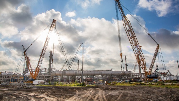 USA : Sarens soulève une colonne de distillation avec Terex