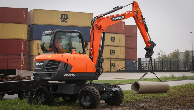 Doosan produit une nouvelle pelle sur pneus de 5 t