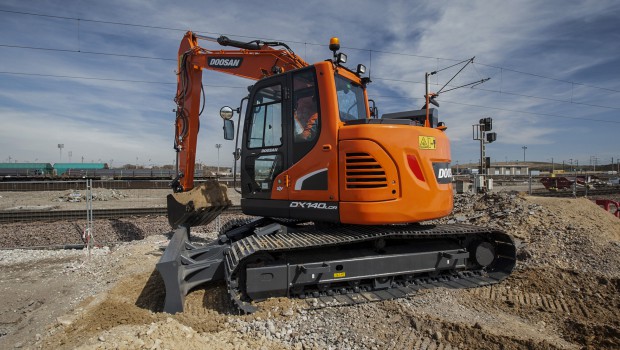 Doosan propose la pelle DX140LC-5 en rayon court