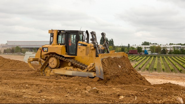 Le bouteur Cat D6T équipé du Grade Slope Assist en standard