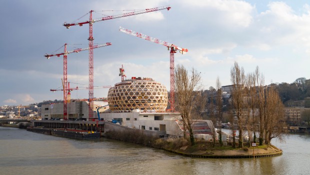 Boulogne-Billancourt : pose de la passerelle sud de l'Ile Seguin
