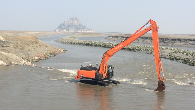 La première pelle Hitachi ZX300-6 en France est au Mont-Saint-Michel