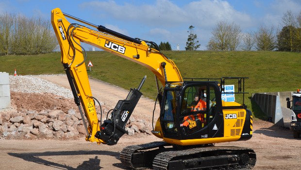 JCB lance la pelle sur chenilles JS131