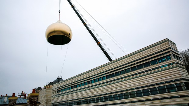Un dôme doré très orthodoxe dans le ciel de Paris