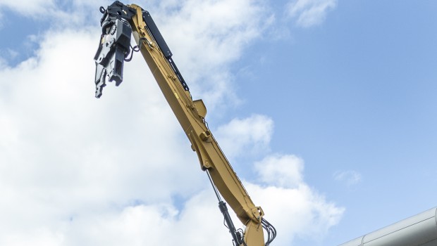 Caterpillar sort une pelle de démolition