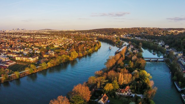 Yvelines : une passerelle en construction à Port-Marly