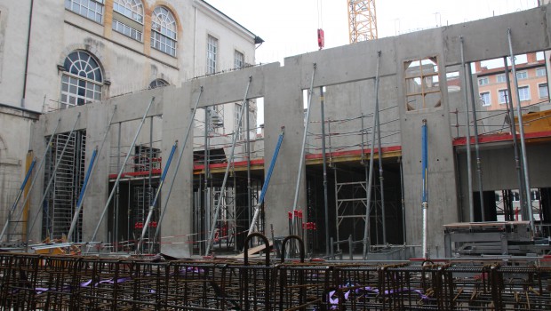 En avril, la construction ne s’est pas découverte d’un fil