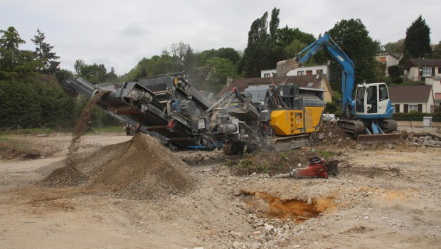 Essonne : Rubble Master se fraie un chemin en milieu urbain