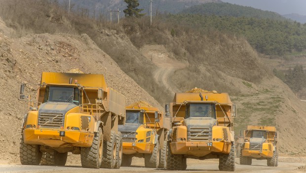 En Chine, des tombereaux Volvo évoluent dans une mine de phosphate