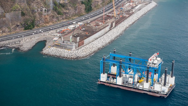 La méga-barge Zourite au travail sur la NRL à la Réunion