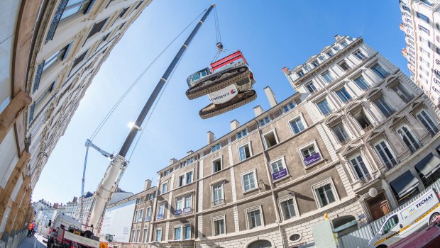 Lyon : des pelles Liebherr levées par une grue Liebherr