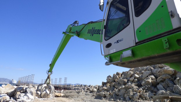 Manutention industrielle pour construction portuaire