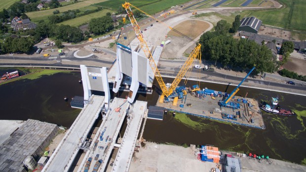 Pays-Bas : Sarens et Demag marchent sur l'eau