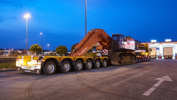Une pelle de 95 t à dos de CombiMAX à travers 4 pays !