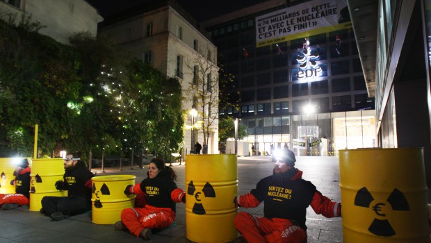 INSOLITE - Paris : Greenpeace fait le « siège » d'EDF