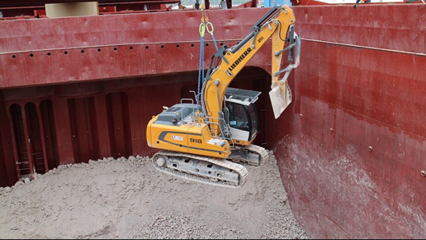 À Ravenne, Liebherr à fond de cale